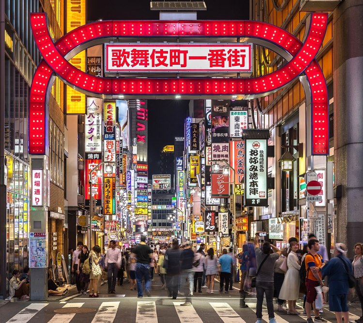 1024px-Kabukicho_red_gate_and_colorful_neon_street_signs_at_night,_Shinjuku,_Tokyo,_Japan